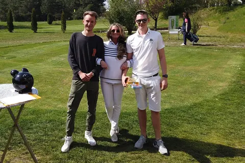 Drei Golfer bei der Siegerehrung des Greenkeeper-Turniers 2019 auf dem Rasen am Clubhaus