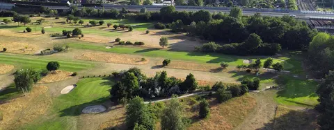Luftaufnahme der 9-Loch-Golfanlage in Mahlow mit Fairways, Grüns und Baumgruppen am südlichen Stadtrand Berlins