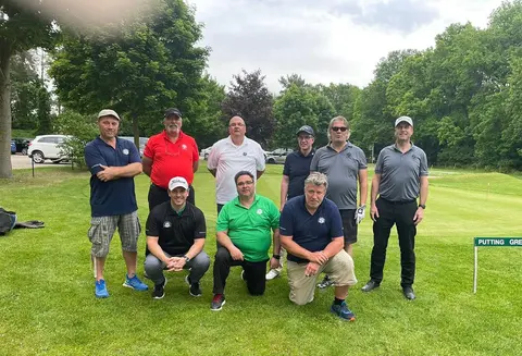 Spieler der Jungsenioren-Mannschaft vor dem Putting-Grün
