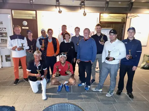 Gruppenfoto der Clubmeisterinnen und Clubmeister 2021 mit ihren Pokalen