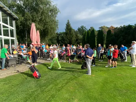 Viele Teilnehmende des Mittwochs-Texas-Scramble versammeln sich auf der Wiese vor dem Clubhaus