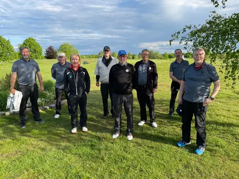 Senioren des Golfclub Mahlow stehen beim Ryder Cup 2021 gemeinsam auf dem Fairway