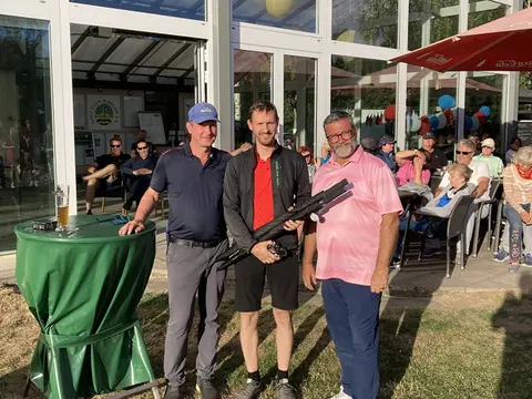 Siegerehrung beim Präsidentencup 2022 vor dem Clubhaus des Golfclub Mahlow