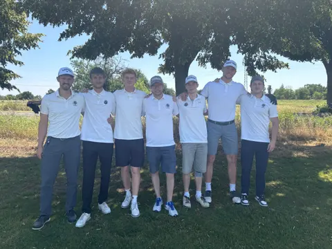 Die erste Herrenmannschaft des Golfclub Mahlow in weißen Poloshirts auf dem Platz