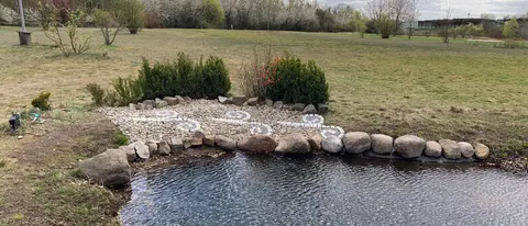 Teich mit Steinufer als Wasserhindernis auf dem Golfplatz Mahlow