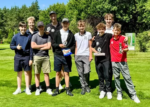 Gruppe junger Golfer des Golfclub Mahlow mit Pokalen nach einem Jugendturnier auf dem Platz