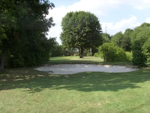 Fairwaybunker an Bahn 7 vor dem erhöhten Fairway